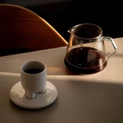 Set di 4 tazzine da espresso e piattini scultorei cUUUp in ceramica bianca lucida