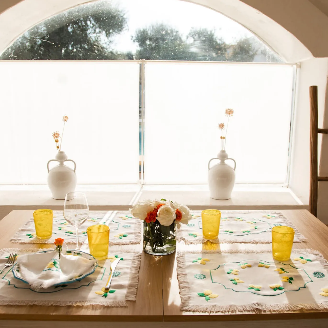 Set di 2 tovagliette bianche ricamate con frange Limoni