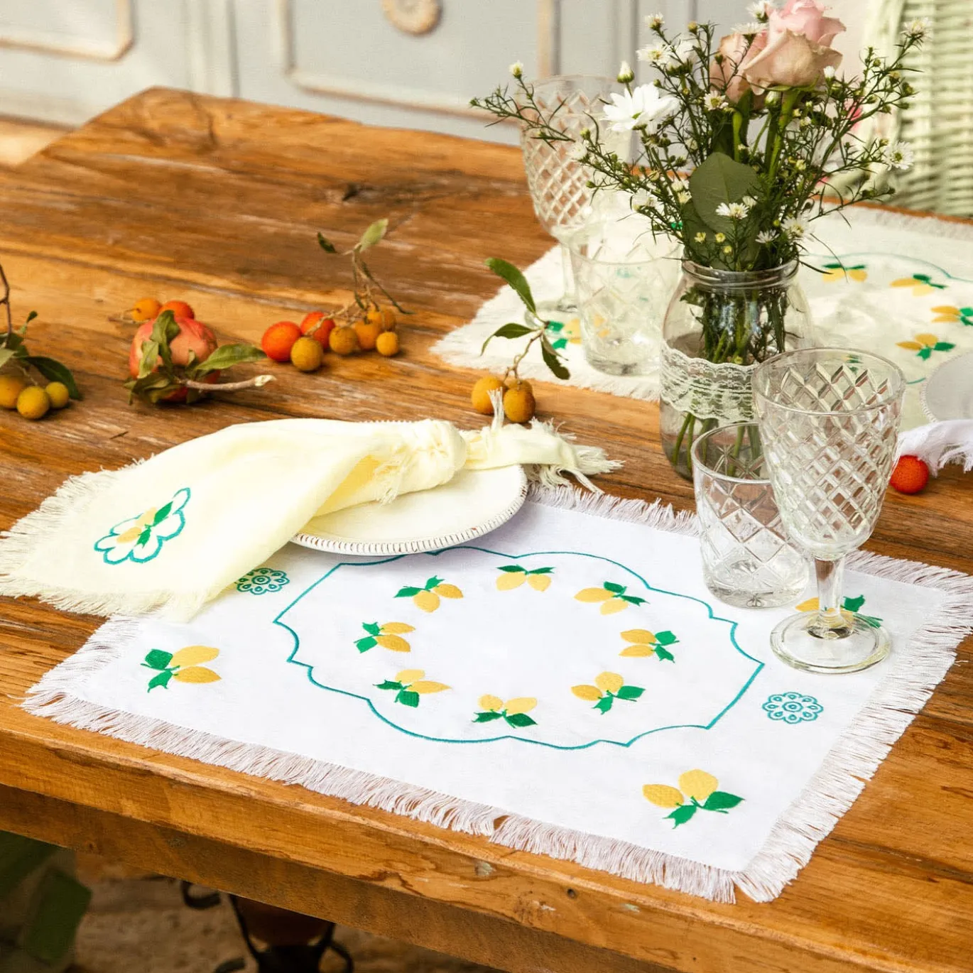 Set di 2 tovagliette bianche ricamate con frange Limoni