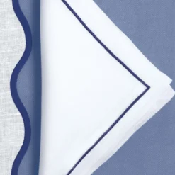 Set di tovagliette e tovaglioli blu e bianchi