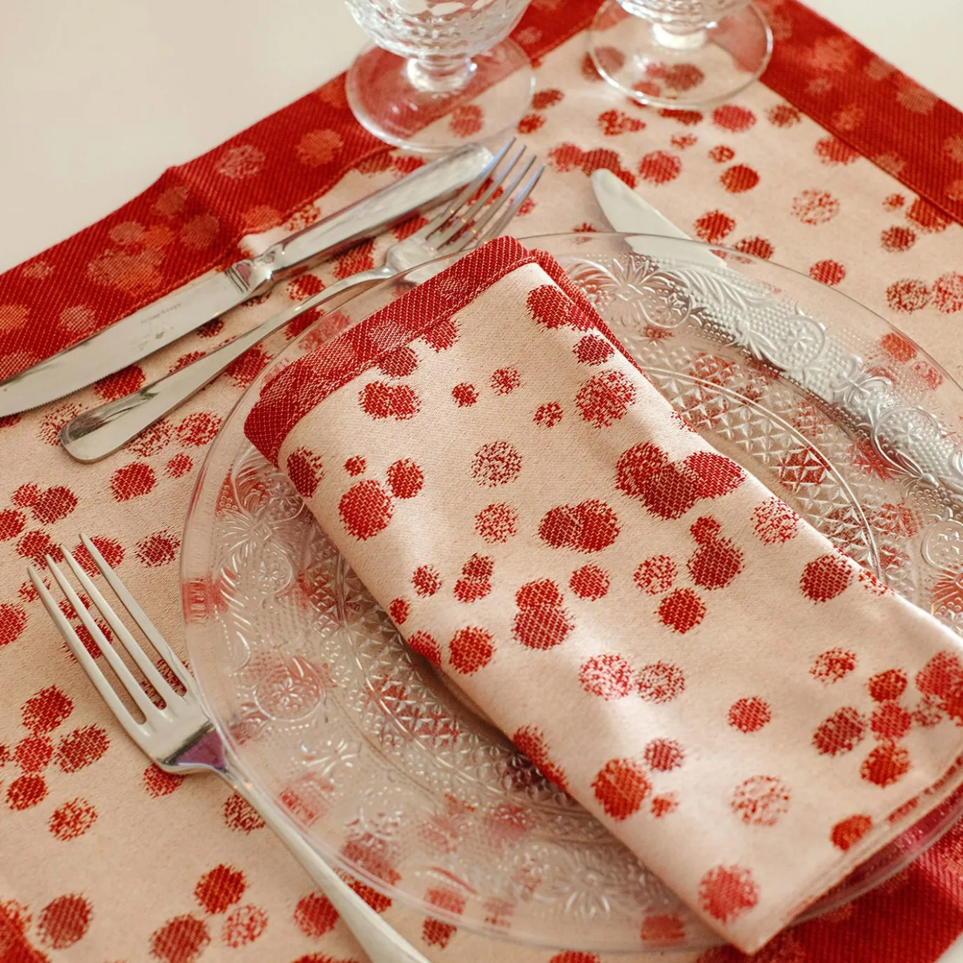 Set di 2 tovagliette fucsia e rosse con tovaglioli