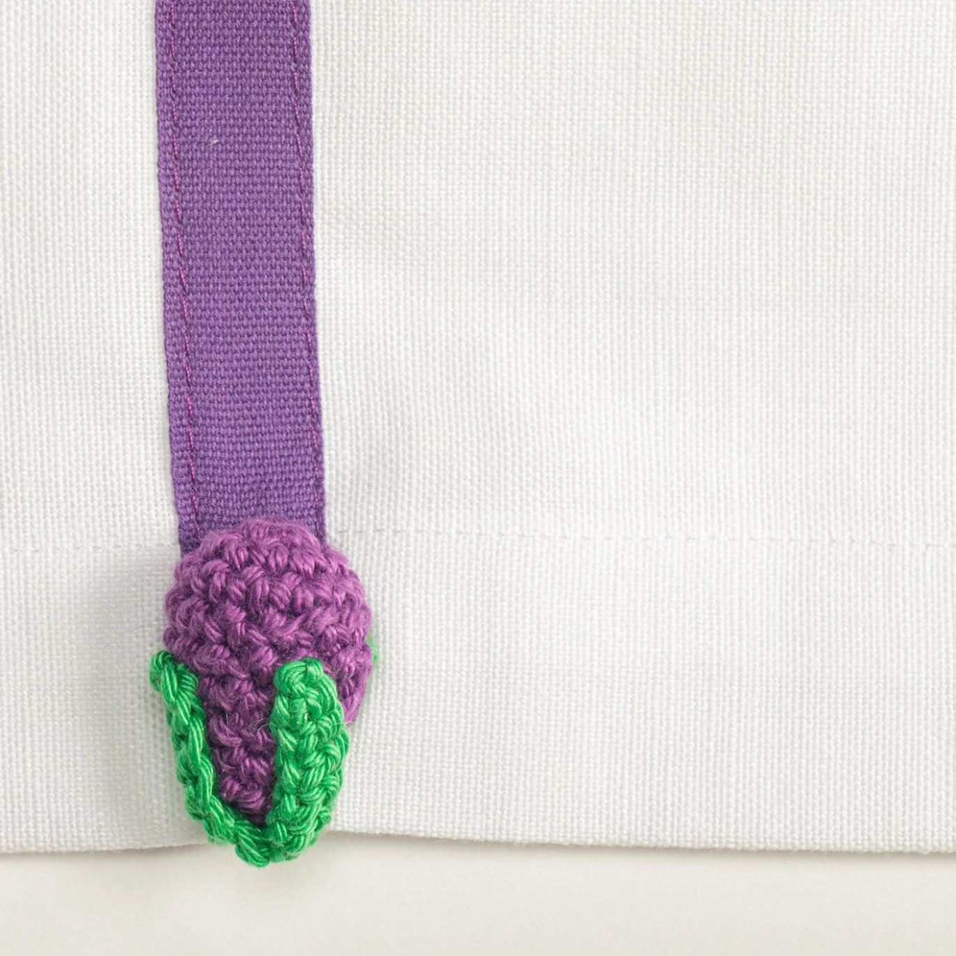 Set di 4 tovagliette in lino bianco e viola con lamponi all'uncinetto