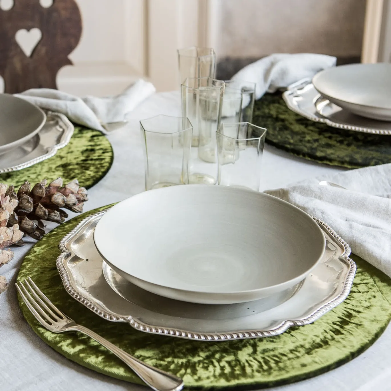 Set di 4 Tovagliette Rotonde in Velluto Verde con Supporto in Sughero