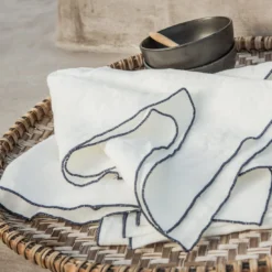 Set di 4 tovaglioli in lino naturale con orlo arrotolato blu pietra