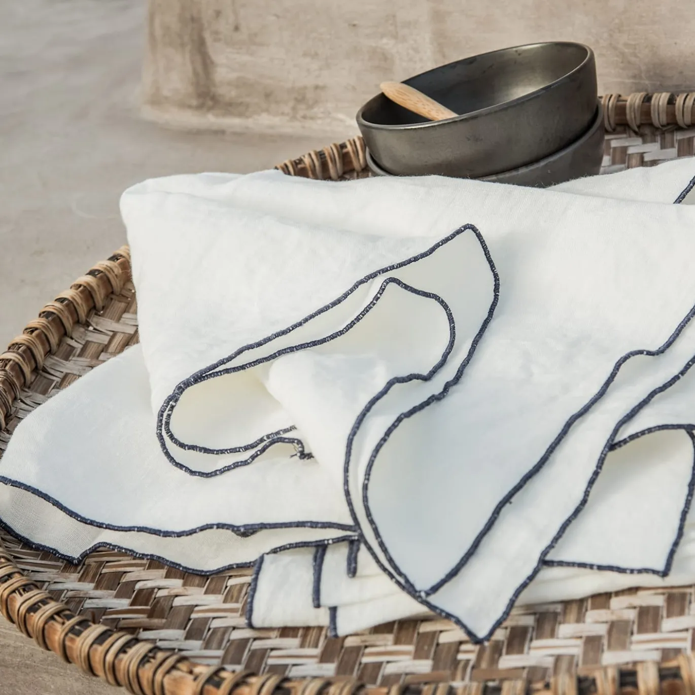 Set di 4 tovaglioli in lino naturale con orlo arrotolato blu pietra