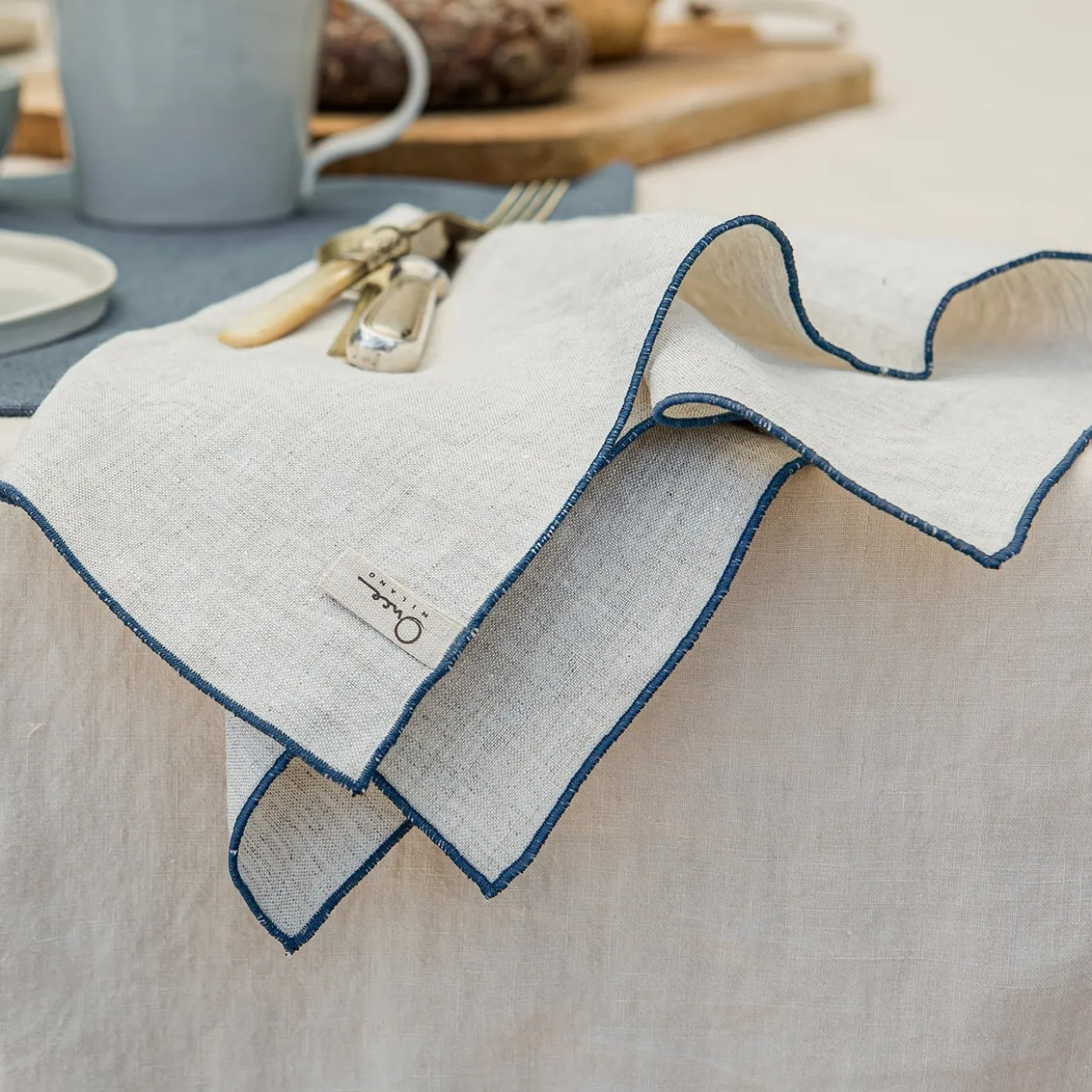 Set di 4 tovaglioli in lino naturale con orlo arrotolato blu pietra