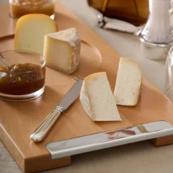 Set formaggio Essentia con tagliere in legno di faggio, campana in vetro e ciotole