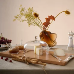 Set formaggio Essentia con tagliere in legno di faggio, campana in vetro e ciotole