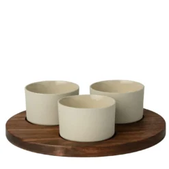 Set per antipasti con 3 ciotole rotonde in ceramica verde e vassoio in legno
