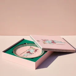 Sottopiatto/Centrotavola Il Viaggio di Nettuno in Porcellana Rosa di Luke Edward Hall