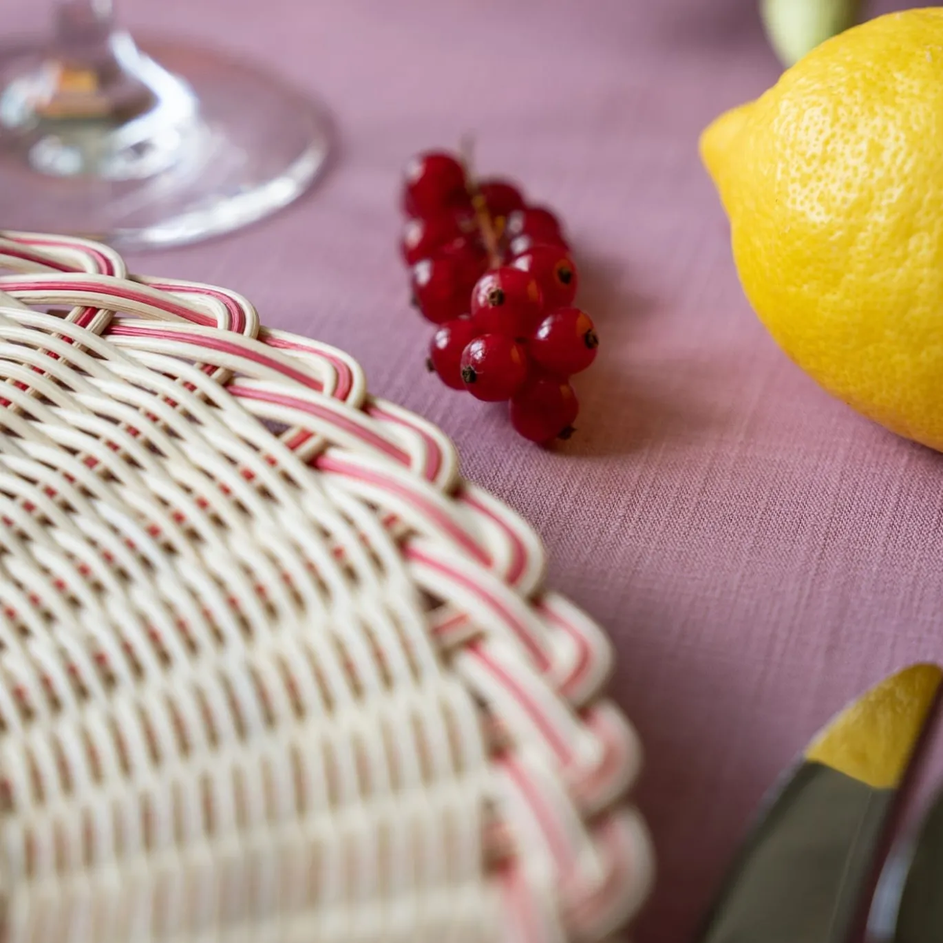 Sottopiatto in midollino bicolore in rosa geranio