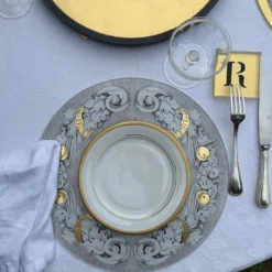 Sottopiatto rotondo Bucolico in vetro grafite con dettagli in foglia oro