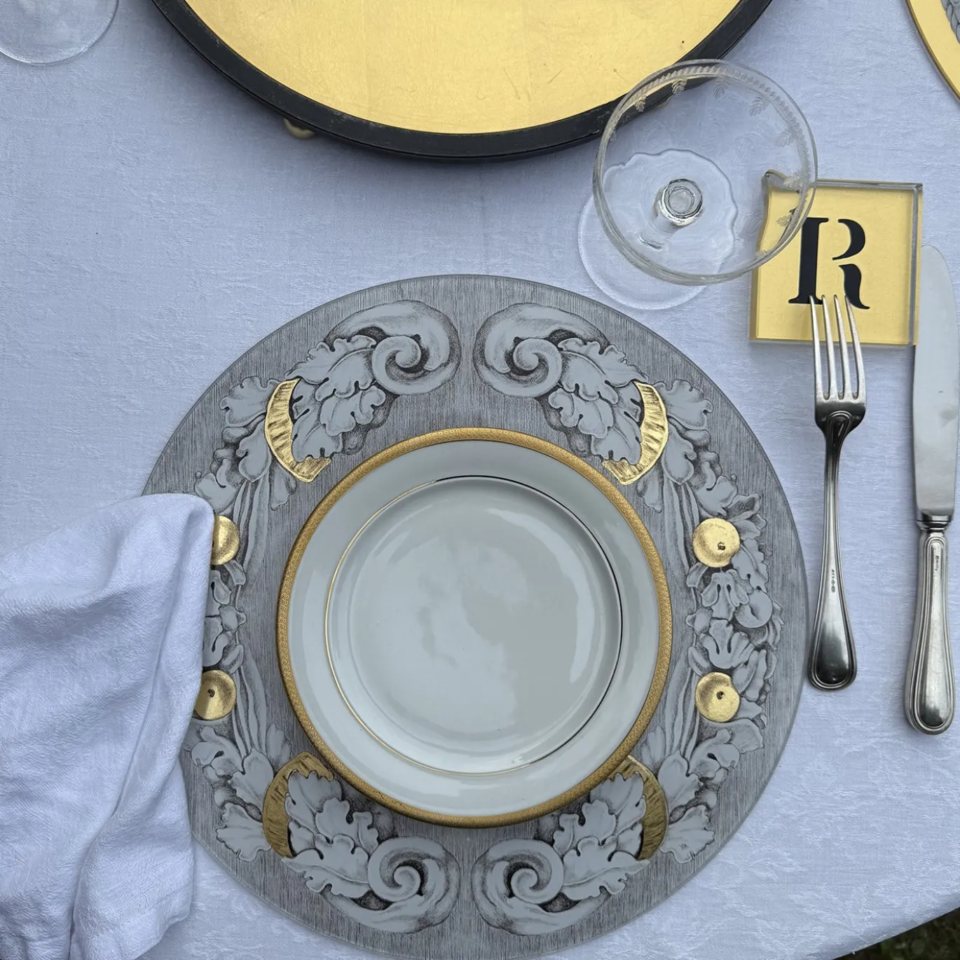 Sottopiatto rotondo Bucolico in vetro grafite con dettagli in foglia oro
