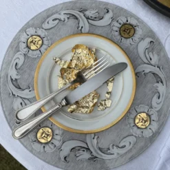 Sottopiatto rotondo Floreale in vetro grafite con dettagli in foglia oro