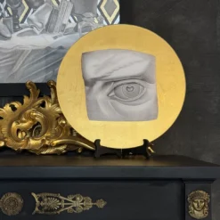 Sottopiatto rotondo La Visione in vetro grafite con dettagli in foglia d'oro