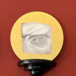 Sottopiatto rotondo La Visione in vetro grafite con dettagli in foglia d'oro