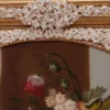 Specchio ad arco con fiori in porcellana Capodimonte e dettagli dorati dipinti a mano