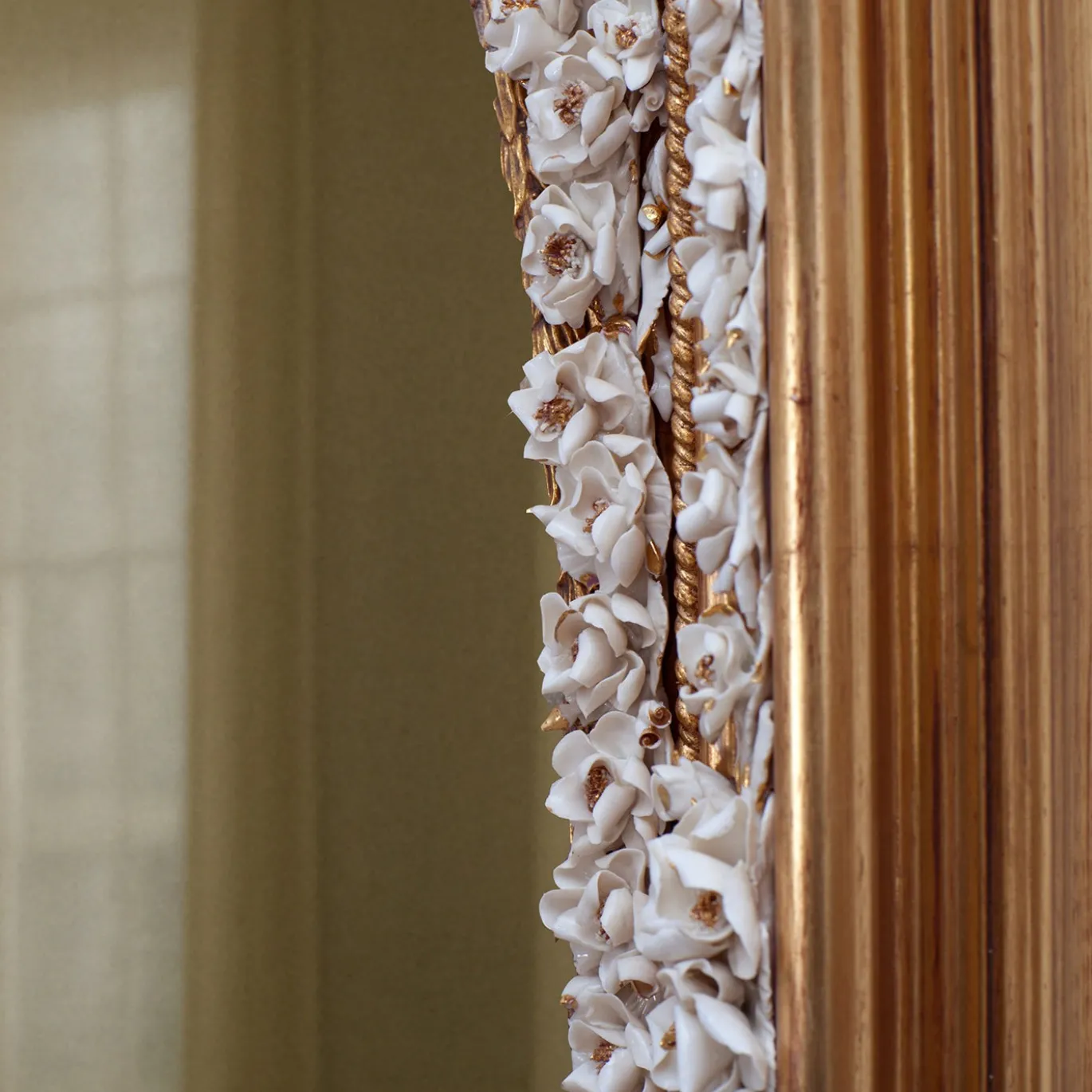 Specchio ad arco con fiori in porcellana Capodimonte e dettagli dorati dipinti a mano