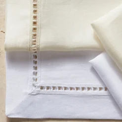 Table Linens Tovaglia in Lino Avorio con Inserto in Raso Entre-Deux