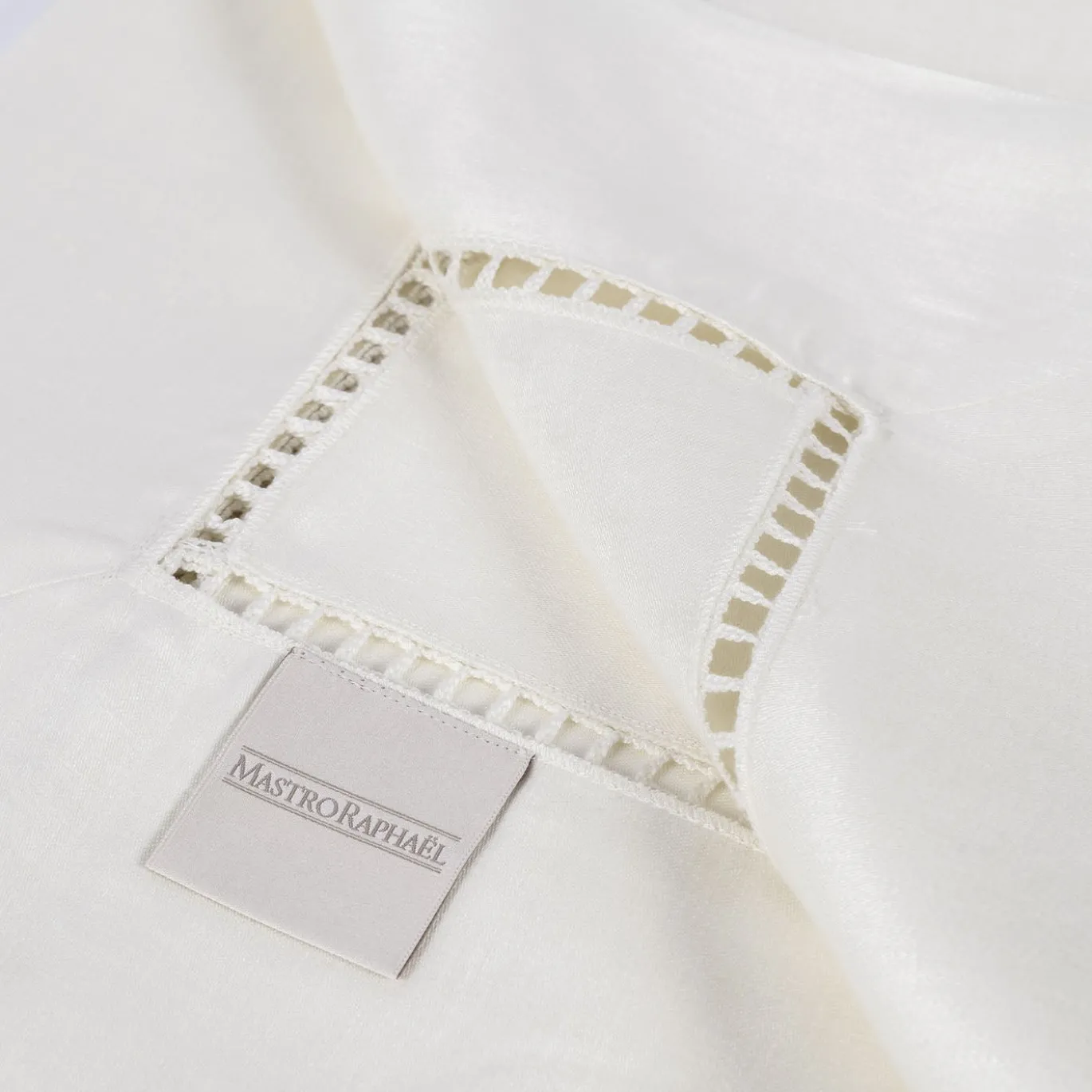 Table Linens Tovaglia in Lino Avorio con Inserto in Raso Entre-Deux