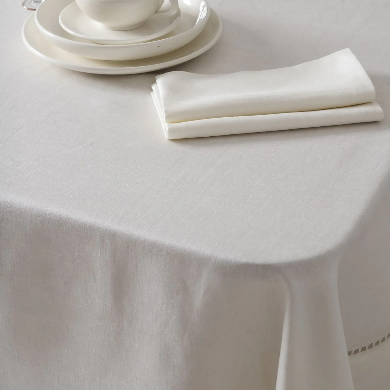 Table Linens Tovaglia in Lino Avorio con Inserto in Raso Entre-Deux