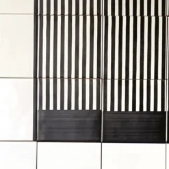 Tappeto Composizione ceramica gialla e a righe di Giuliano Andrea dell'Uva 220 x 140