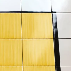 Tappeto Composizione ceramica gialla e a righe di Giuliano Andrea dell'Uva 220 x 140