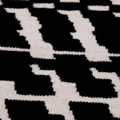 Tappeto Fuoritempo Kilim bianco e nero di Paolo Giordano e Nicole Jeanneret