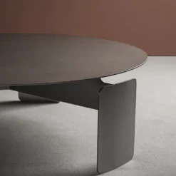 Tavolino nero Shirudo di Elisa Honkanen