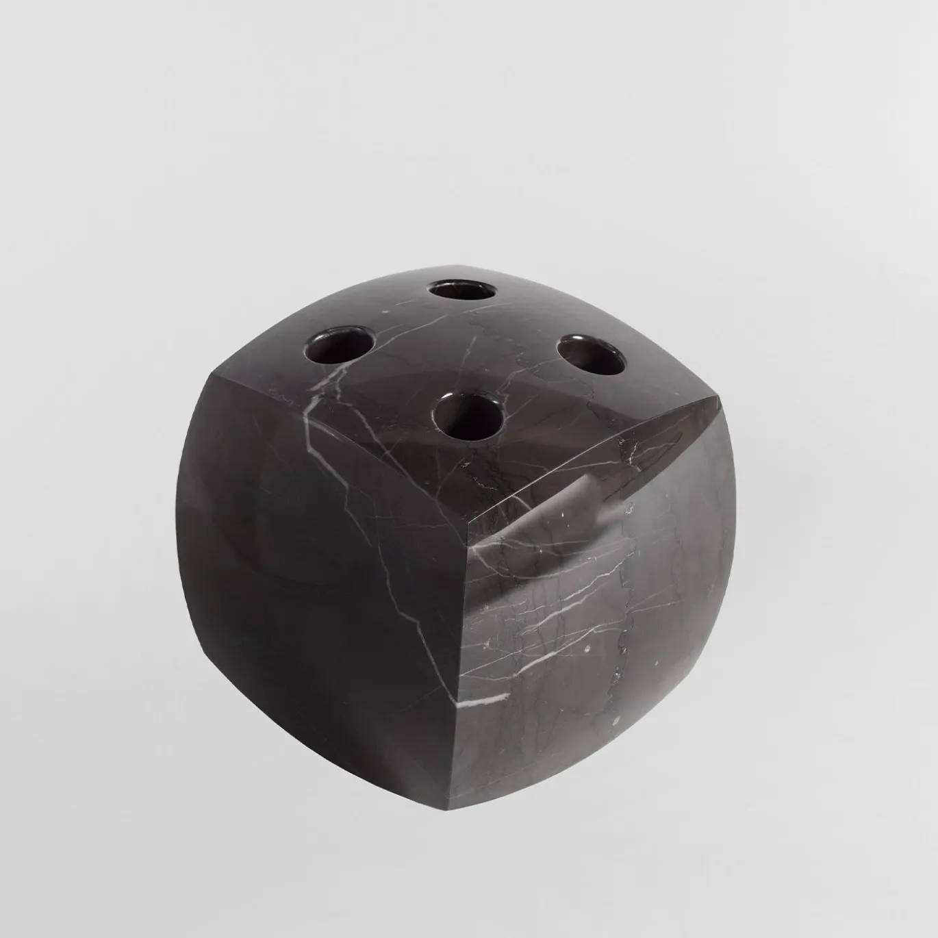 Tavolo da Gioco con Portastecche in Marmo Nero di Adriano Design