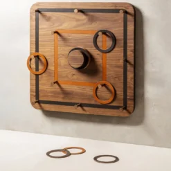 Tavolo da gioco per lancio di anelli in noce e pelle color cognac