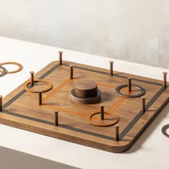 Tavolo da gioco per lancio di anelli in noce e pelle color cognac