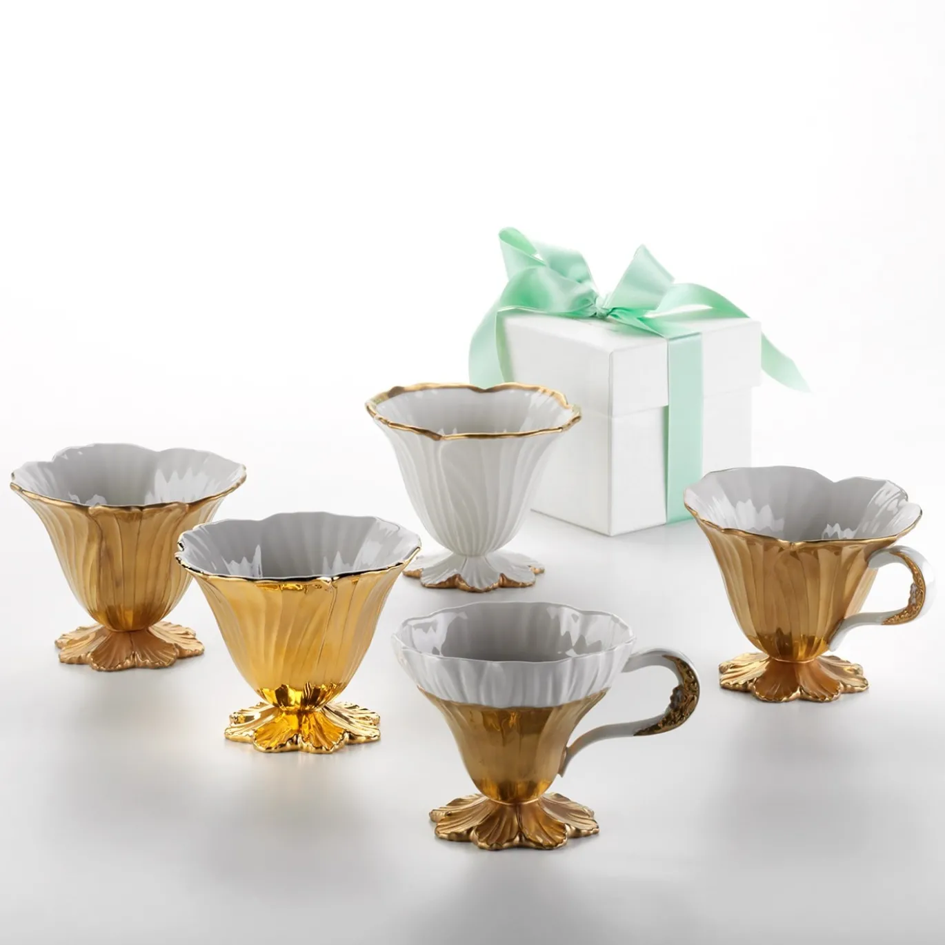 Tazza con fiore d'oro