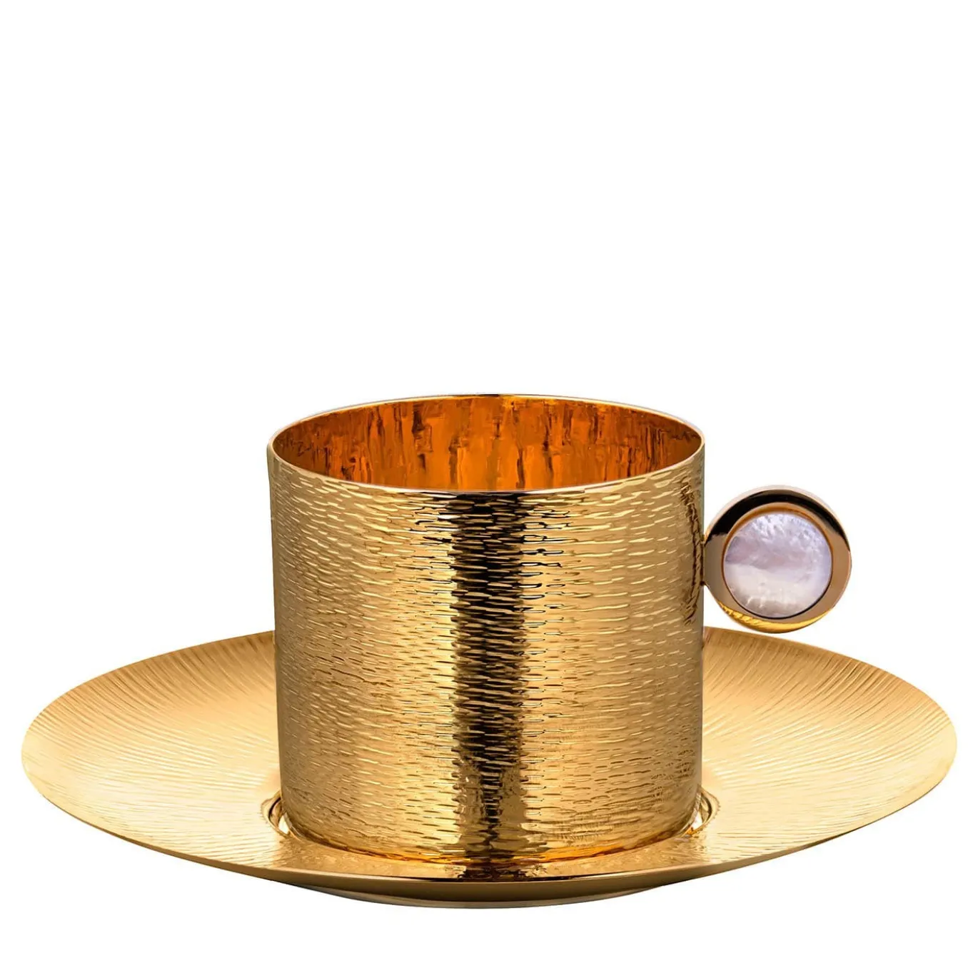 Tazza da tè dorata martellata con piattino