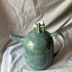 Teiera Pensiero Sospeso in ceramica azzurra della Collezione Micromondo