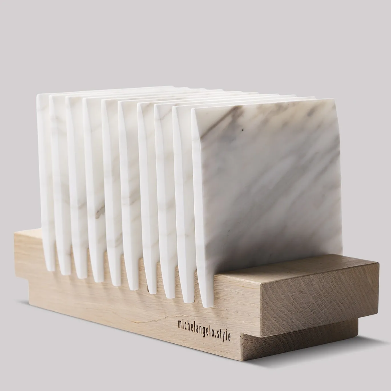 Telaiata Quadrata Set di 10 Mini Vassoi in Marmo con Base in Rovere