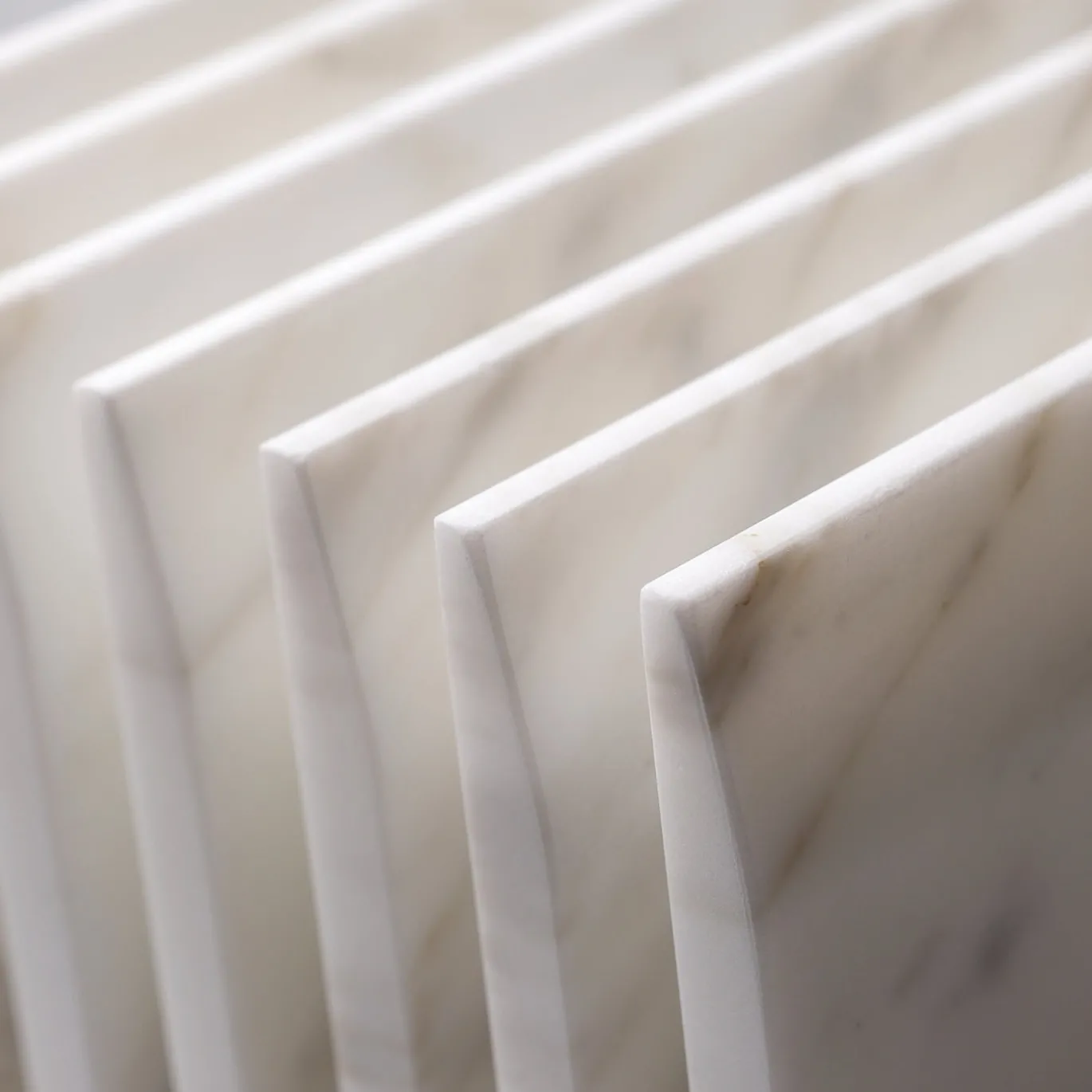 Telaiata Quadrata Set di 10 Mini Vassoi in Marmo con Base in Rovere