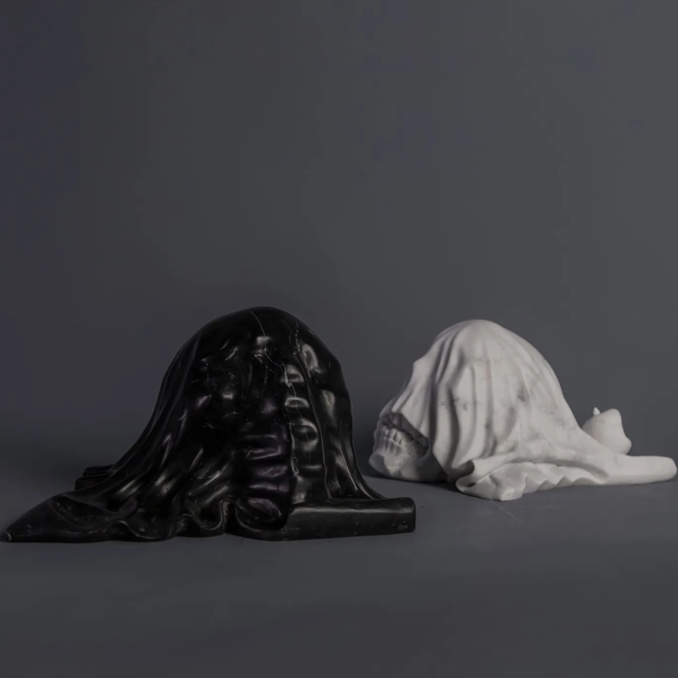 To Be Or Not To Be Scultura in marmo nero