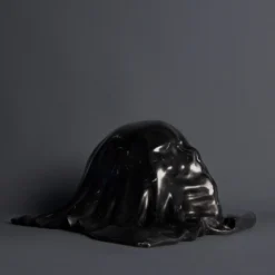 To Be Or Not To Be Scultura in marmo nero