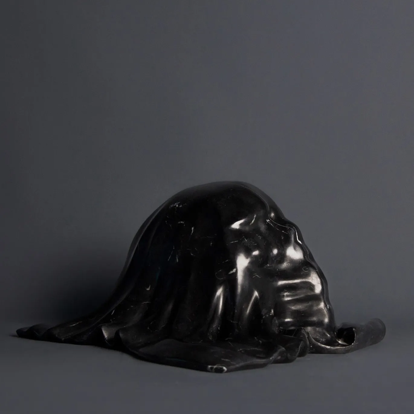 To Be Or Not To Be Scultura in marmo nero