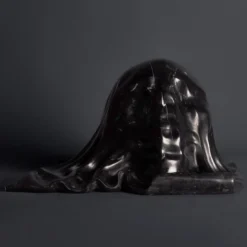To Be Or Not To Be Scultura in marmo nero