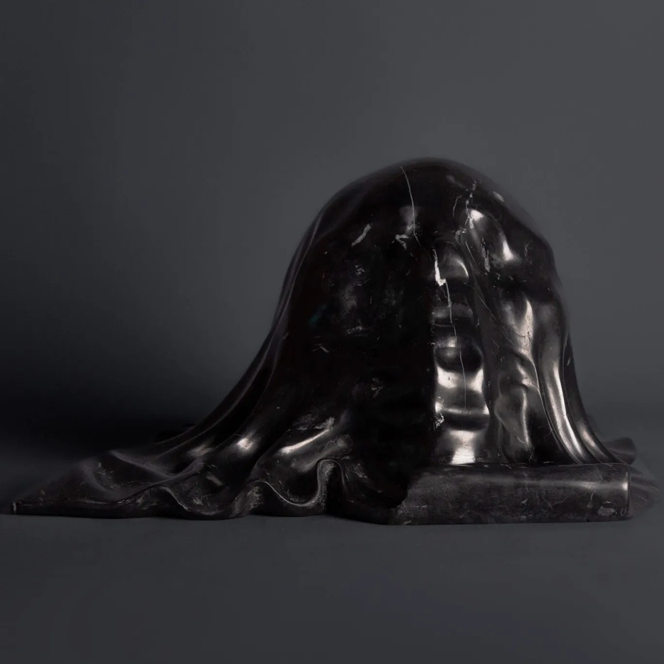 To Be Or Not To Be Scultura in marmo nero