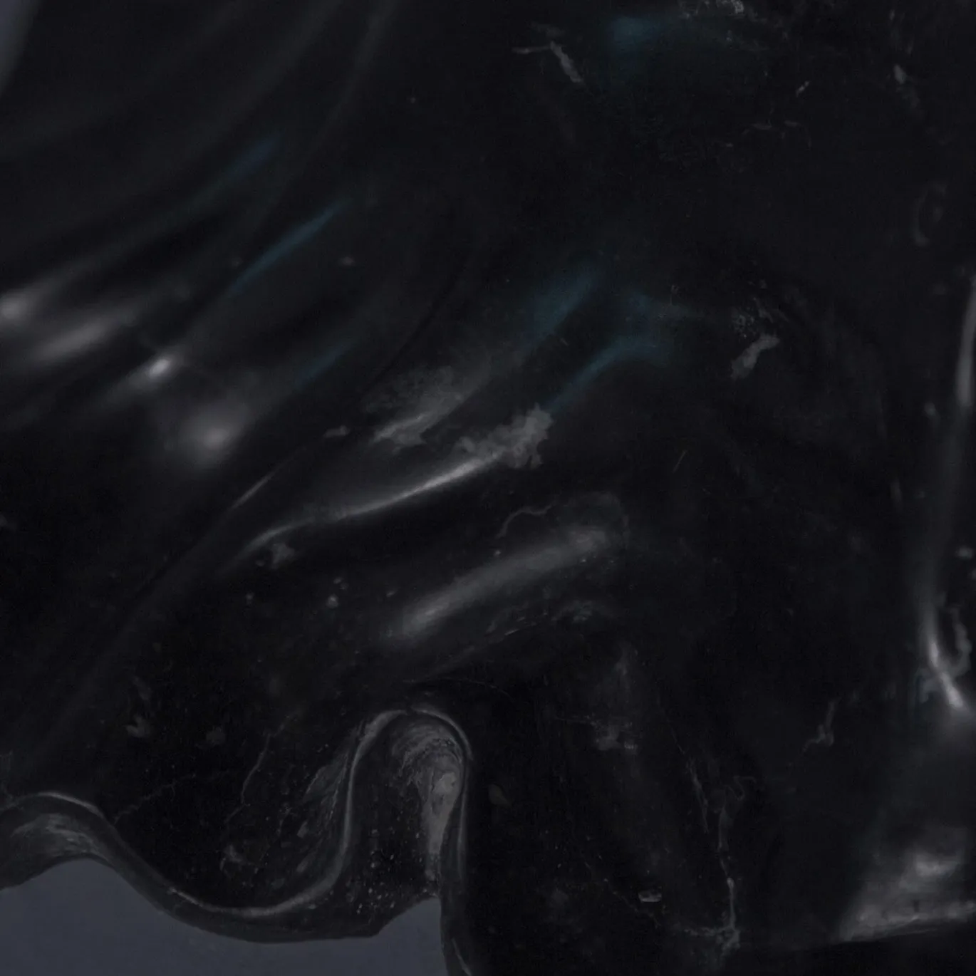 To Be Or Not To Be Scultura in marmo nero