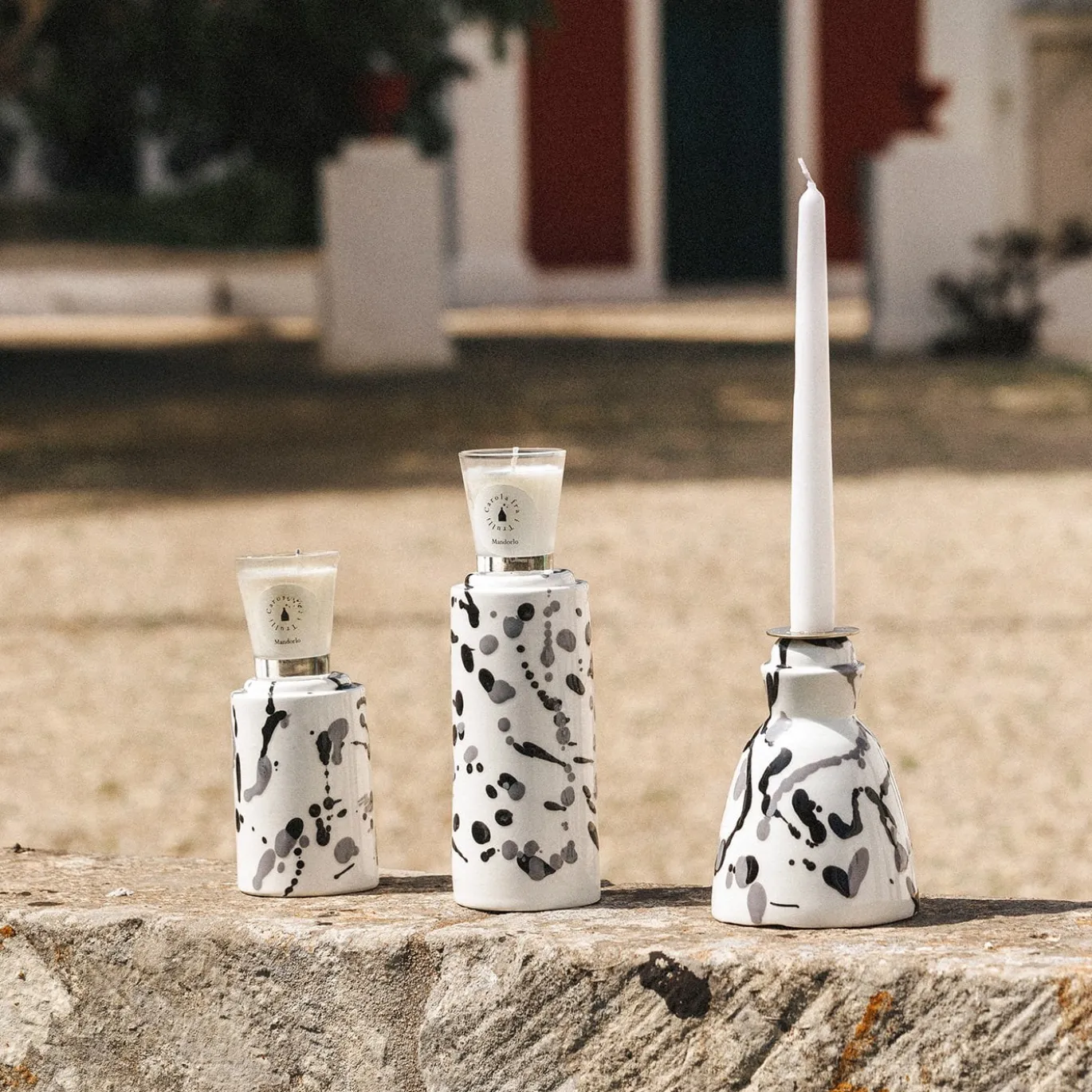 Totem bianco e nero con candela profumata Mandorlo