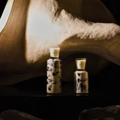 Totem bianco e nero con candela profumata Mandorlo