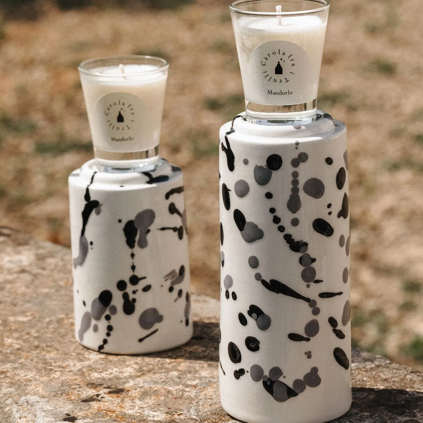 Totem bianco e nero con candela profumata Mandorlo