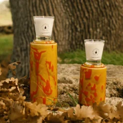 Totem caramello e arancia con candela profumata Quercia