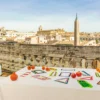 Tovaglia bianca con forme spaziali