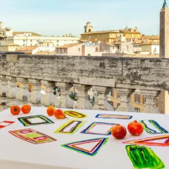 Tovaglia bianca con forme spaziali