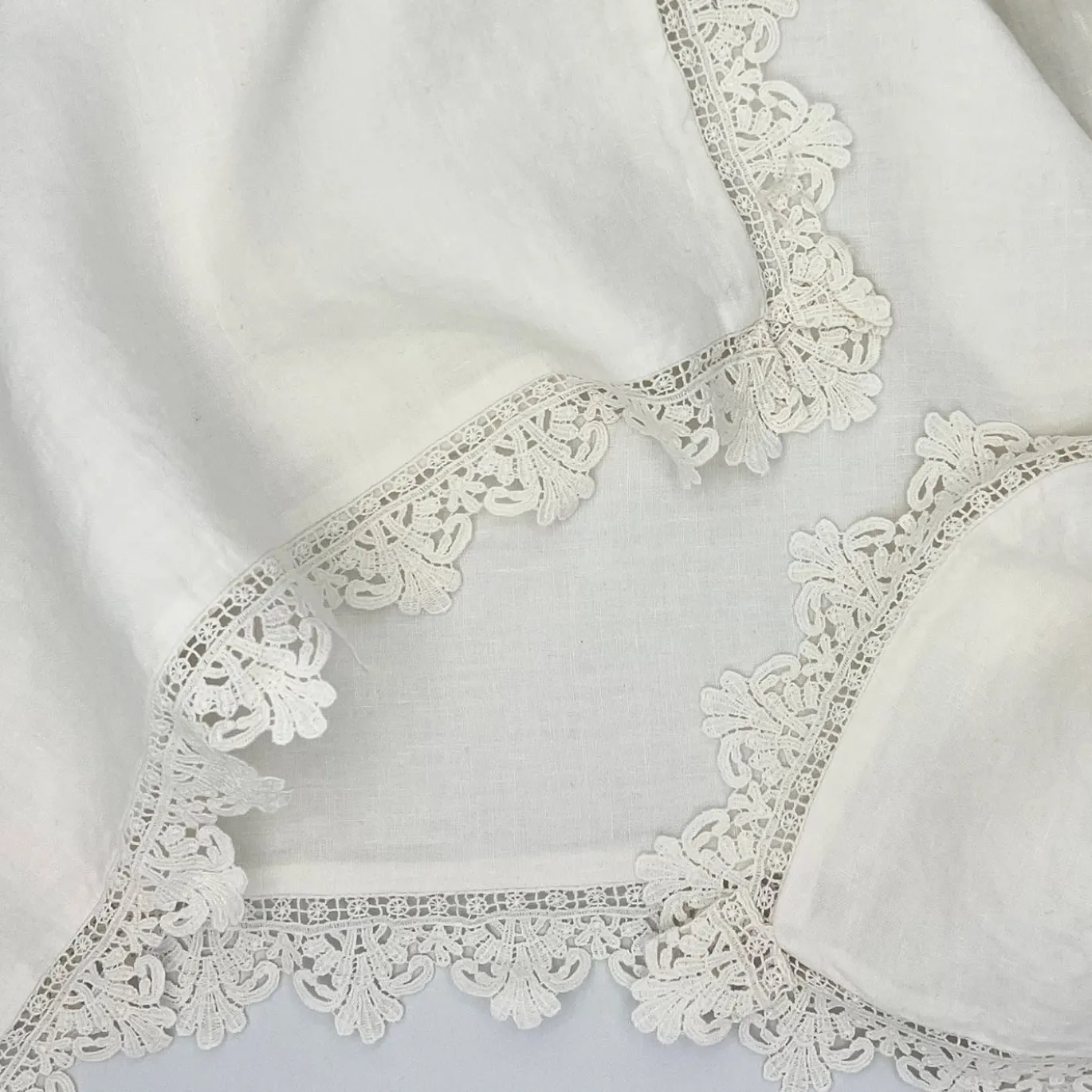 Tovaglia bianca con pizzo siciliano